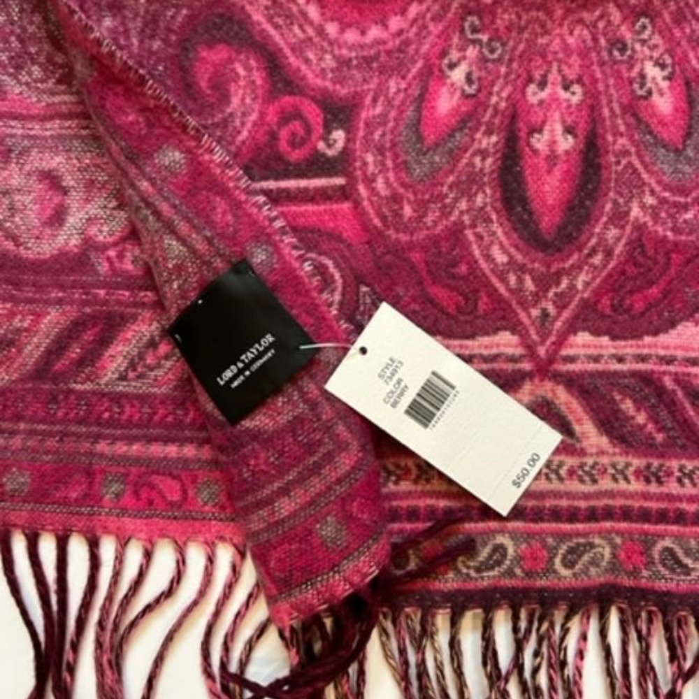 New with Tags Womens Lord and Taylor Scarf